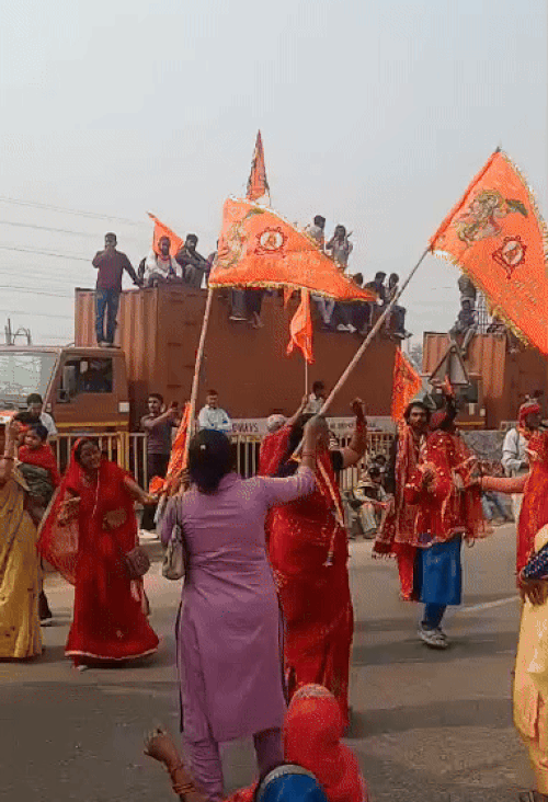 पलवल के बाघोला गांव में यात्रा रुकने के दौरान महिलाएं धार्मिक गीतों पर नाचने लगीं।