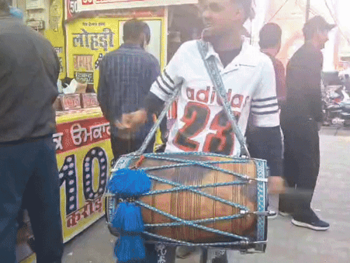 लुधियाना में  ढोल की थाप पर 1 करोड़ के प्रतिभागी को ढूंढते लॉटरी विक्रेता। - Dainik Bhaskar