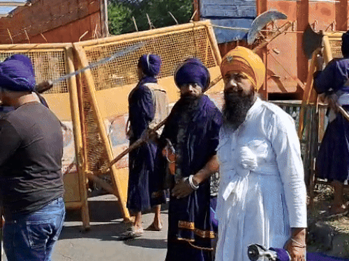 चंडीगढ़ के बॉर्डर पर पहुंचे निहंग, जिनके हाथ में हथियार देख पुलिस ने रोक लिया।