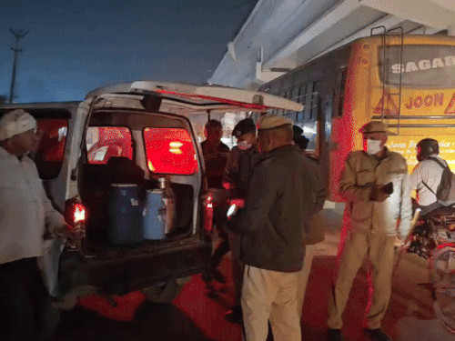 बहादुरगढ़ में टिकरी बॉर्डर पर दूध ले जा रही वैन की चेकिंग करते पुलिस अधिकारी।