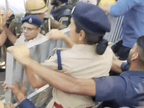 प्रदर्शनकारियों को रोकने के लिए गेट पर चढ़ीं चंडीगढ़ की SSP कंवरदीप कौर। - Dainik Bhaskar