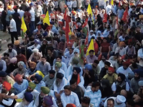 पंजाब यूनिवर्सिटी में काफी संख्या में स्टूडेंट्स और किसान पहुंचे हैं।