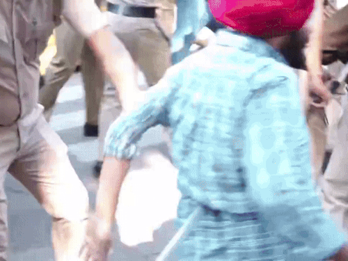 यूनिवर्सिटी में घुसने वाले प्रदर्शनकारियों को पुलिस ने खदेड़ा।