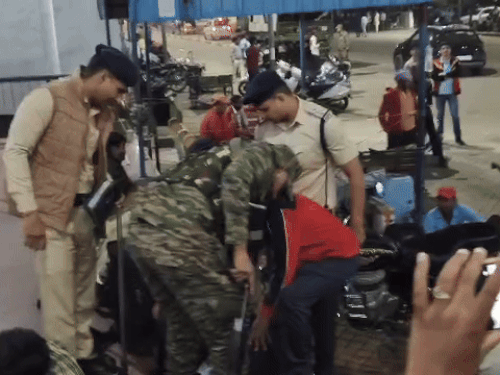 अंबाला कैंट रेलवे स्टेशन पर यात्रियों के सामान की चेकिंग करती GRP।