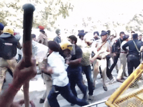 यूनिवर्सिटी में घुसने की कोशिश करने वालों पर पुलिस ने लाठीचार्ज किया।