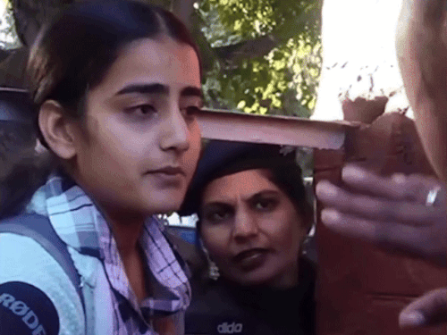 चंडीगढ़ पुलिस से भिड़ गई छात्रा:  चिल्लाते हुए महिलाकर्मी से बोली- हाथ छोड़, मुझे लगी तो हिसाब लगा लेना, अब रोका तो देख लेना – Chandigarh News