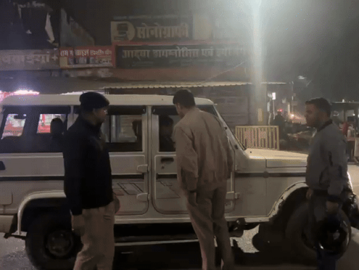 सड़क पर चल रहे गाड़ियों की भी चेकिंग की गई।