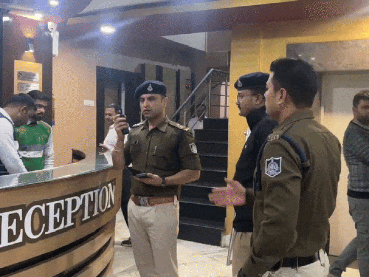 पुलिस की टीम होटलों में भी चेकिंग कर रही है।