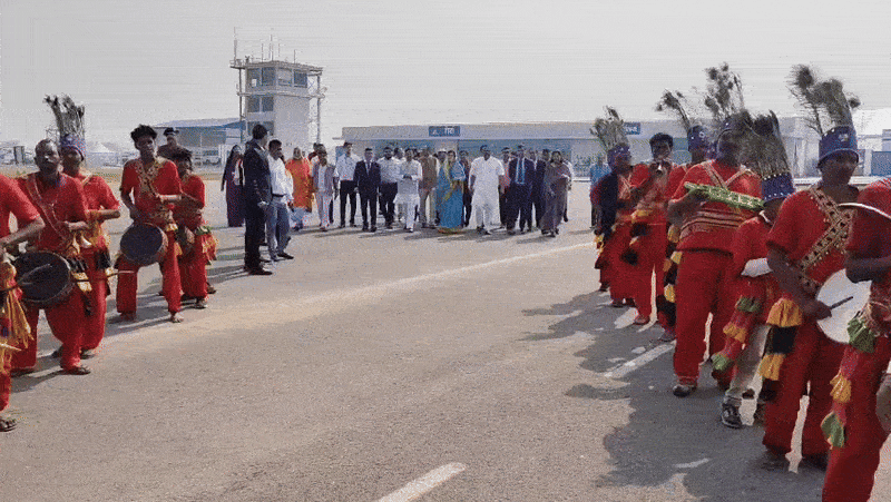 एयरपोर्ट पर सांस्कृतिक कार्यक्रम भी आयोजित हुए।