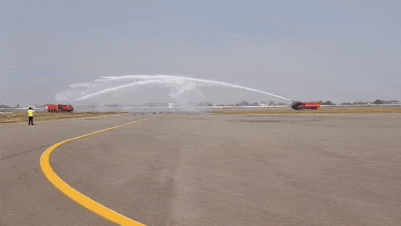 विमान को वाटर सेल्यूट देकर रवाना किया गया।