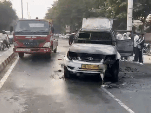 रोड़ के बीचों-बीच जलने के बाद खड़ी बैंक की वैन