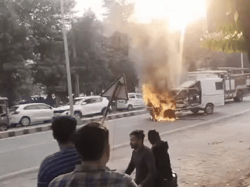 वैन में लाखों रु नकद रखा हुआ था। गाड़ी में सवार पांचों कर्मचारी समय रहते बाहर कूद गए