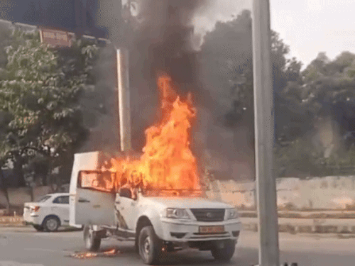 पुलिस लाइन के पास चलते-चलते वैन के डेशबोर्ड में शॉर्ट सर्किट हुआ, जिससे आग भड़क उठी