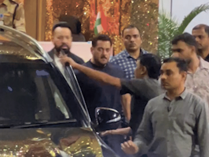 सलमान खान ने एयरपोर्ट पर कंफी लुक रखा। नीली टी-शर्ट के साथ उन्होंने ब्लैक जींस पहनी थी।