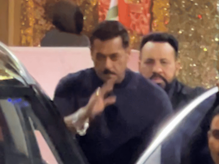 एयरपोर्ट से निकलने के बाद गाड़ी में बैठते हुए भी एक्टर ने ठहरकर फैंस और मीडिया को पोज दिए हैं।