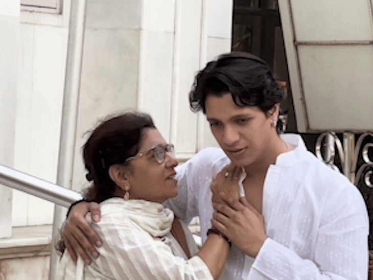 सुलक्षणा पंडित की बहन विजयता पंडित और सिंगर आदेश श्रीवास्तव के बेटे कंपोजर अवितेश श्रीवास्तव प्रेयर मीट में पहुंचे।