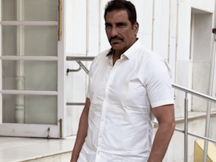 एक्टर मुकेश ऋषि सुलक्षणा पंडित के परिवार को सांत्वना देने पहुंचे।