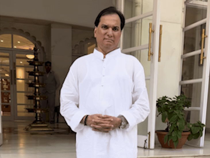 सुलक्षणा पंडित के भाई जतिन पंडित प्रेयर मीट में पहुंचे।