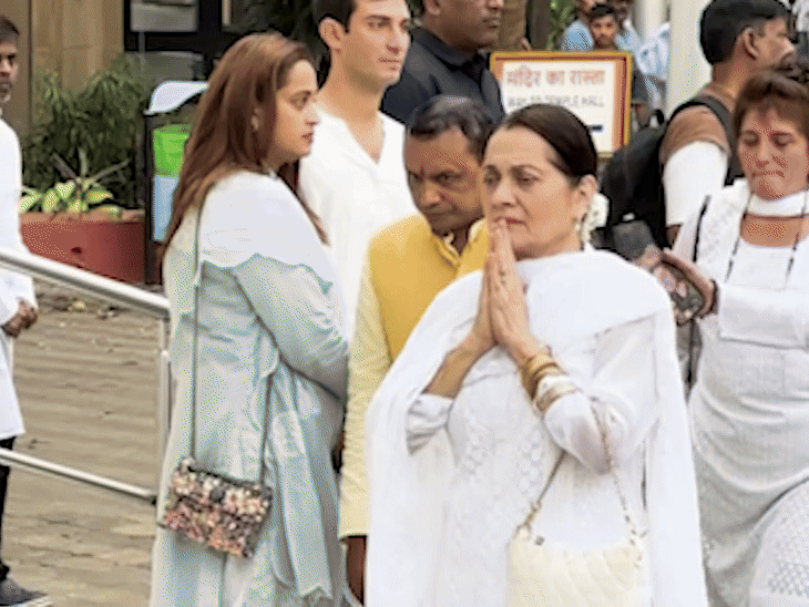 बहन सुलक्षणा की प्रेयर मीट में विजयता पंडित बेहद भावुक नजर आईं।