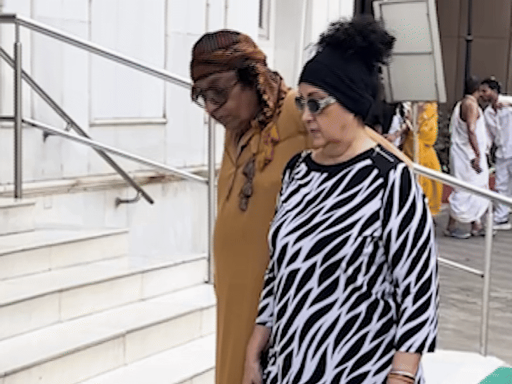 सीनियर एक्टर रंजीत पत्नी के साथ प्रेयर मीट में शामिल हुए।