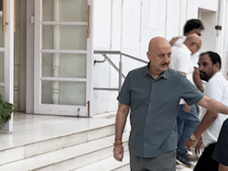 एक्टर अनुपम खेर भी सुलक्षणा पंडित के परिवार को सांत्वना देने पहुंचे।