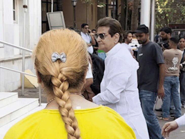 एक्टर जीतेंद्र ने भी प्रेयर मीट में सुलक्षणा के परिवार से मुलाकात की।