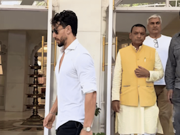 প্রার্থনা সভা ছেড়ে টাইগার শ্রফ।