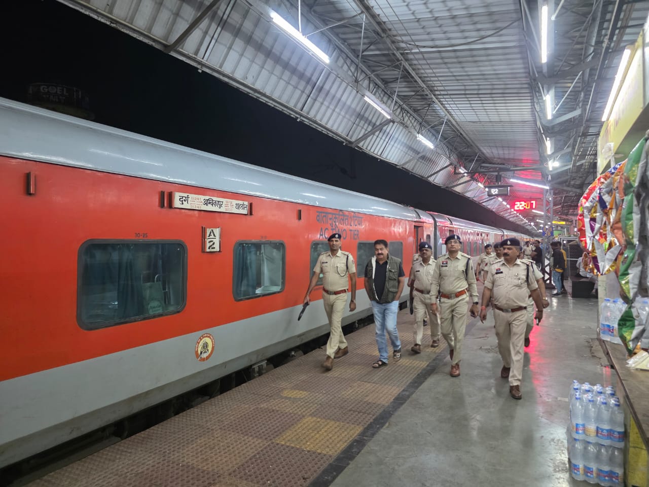 रायपुर रेलवे स्टेशन में पुलिस ने चेकिंग अभियान चलाया।