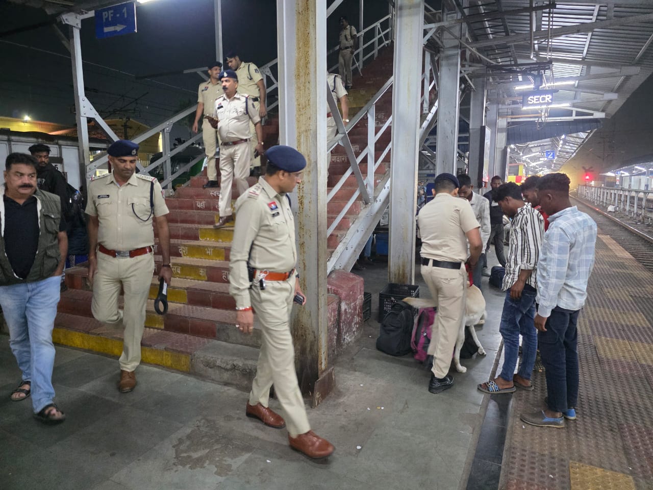 इस दौरान संदिग्ध बैग और अन्य वस्तुओं की जांच की गई।