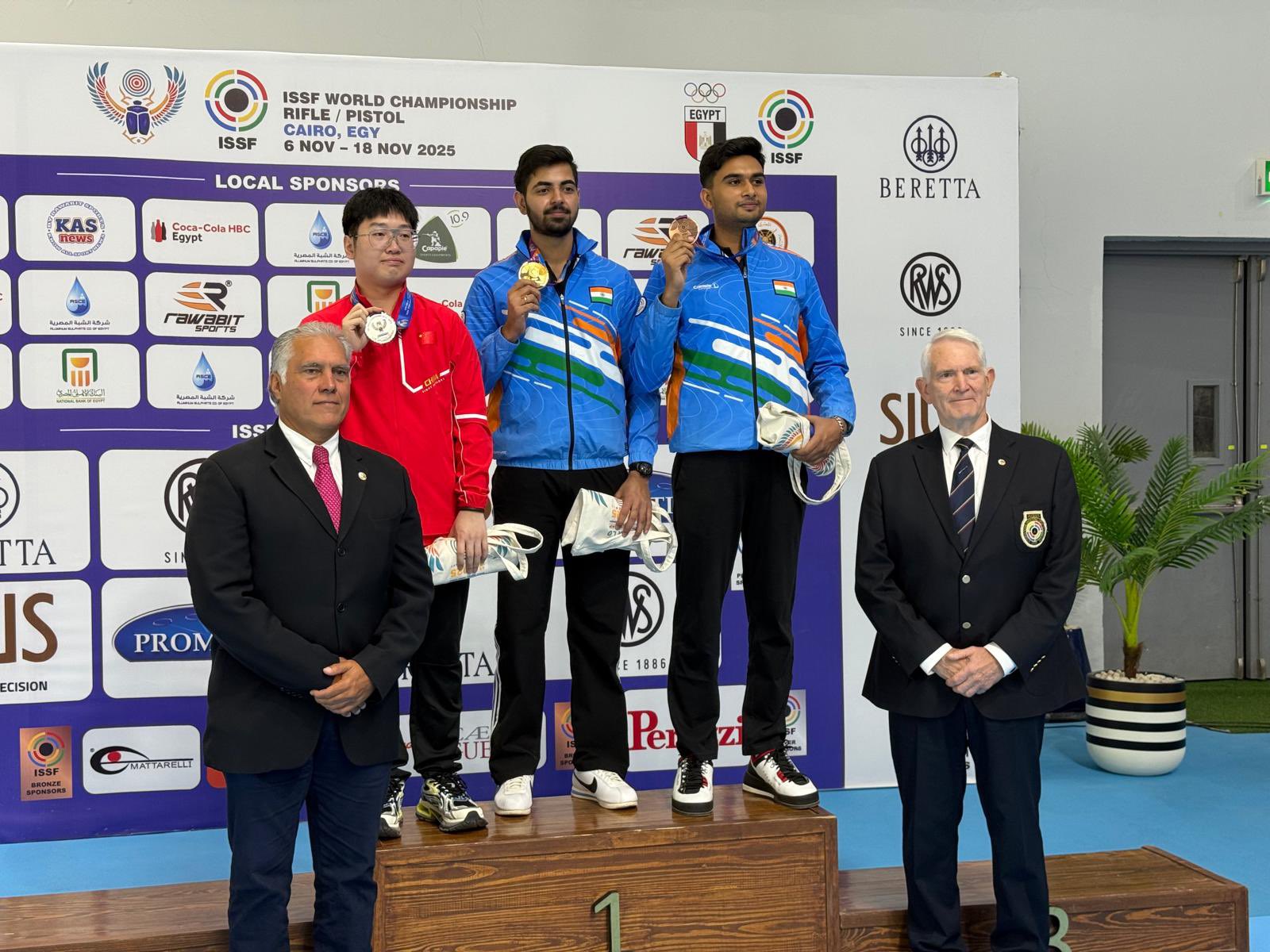 मेडल सेरेमनी के दौरान भारतीय निशानेबाज सम्राट राणा।