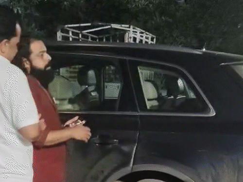 आरोपी इरफान अली को रविवार देर रात करणी सेना ने पकड़कर पुलिस के हवाले किया है।