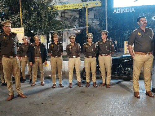शहर के संवेदनशील इलाकों में महिला पुलिसकर्मियों की भी तैनाती की गई है।