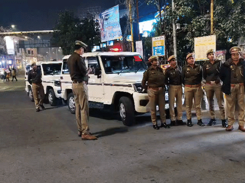 लखनऊ समेत यूपी में हाई अलर्ट के बाद हजरतगंज चौराहे पर तैनात पुलिस बल।