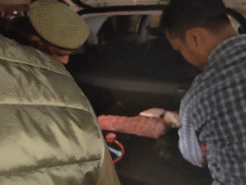 लखनऊ के मदेयगंज में वाहनों की जांच करती पुलिस।