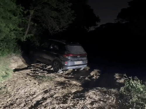 इसी गाड़ी में बदमाश सवार थे। गाड़ी बिना नंबर प्लेट की है।