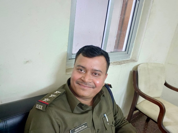 थाना प्रभारी तापेश्वर सिंह नेताम को लाइन अटैच किया गया है। - Dainik Bhaskar