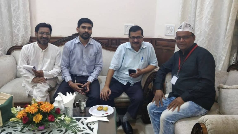 पूर्व सीएम अरविंद केजरीवाल के साथ उत्तम जायसवाल। (फाइल फोटो)