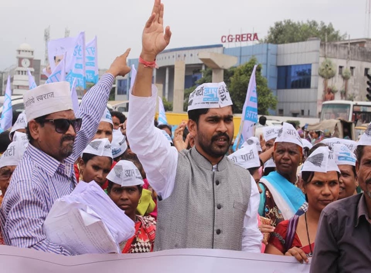 उत्तम जायसवाल की अगुवाई में प्रदर्शन करते हुए आम आदमी पार्टी के सदस्य। (फाइल फोटो)