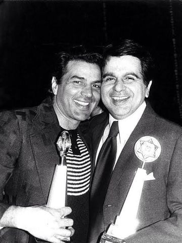 When Dilip Kumar gave the Life Time Achievement Award to Dharmendra, he became very emotional.