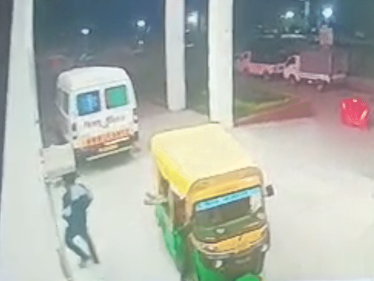 युवक सीएनजी ऑटो से युवती को अस्पताल लेकर पहुंचा था।