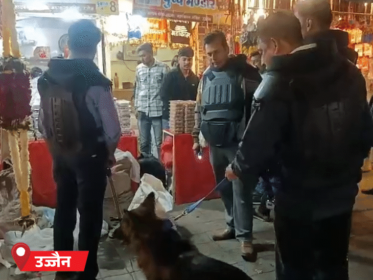 महाकाल मंदिर के बाहर होटलों की जांच की गई। यात्रियों का सामान भी चेक किया गया।