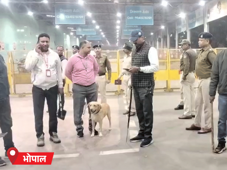 भोपाल रेलवे स्टेशन पर डॉग स्क्वॉड के साथ तलाशी अभियान चलाया गया।