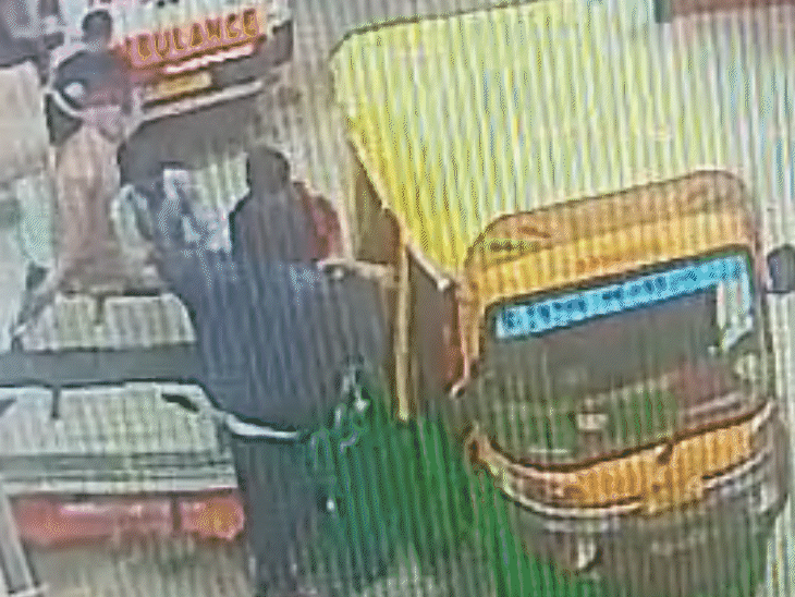 अस्पताल के अंदर से स्ट्रेचर बुलाया। लोगों की मदद से युवती को उस पर लिटाया।