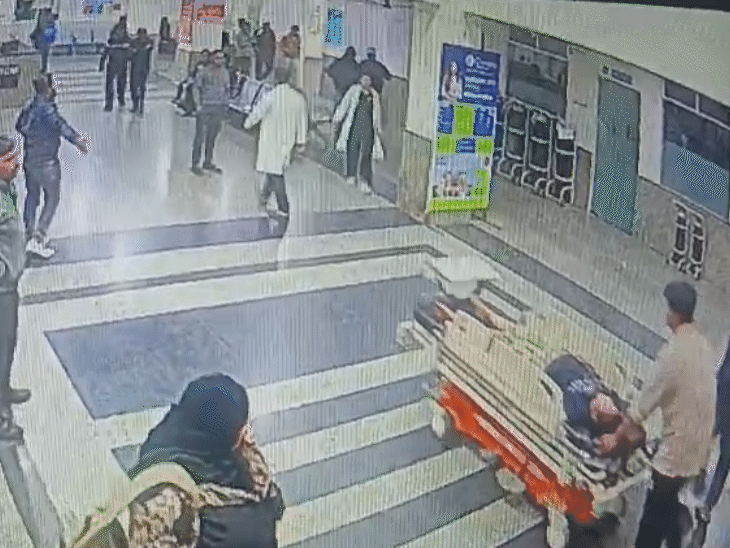 CCTV में खुशबू को स्ट्रेचर पर अस्पताल में ले जाता हुआ कासिम।