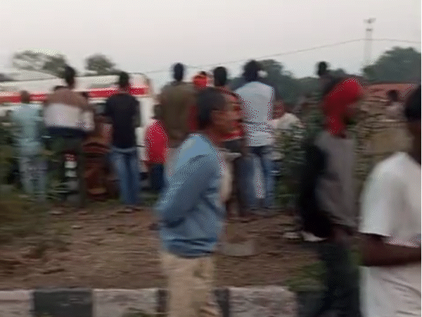 काफी देर तक रीवा-प्रयागराज मार्ग पर जाम की स्थिति रही।