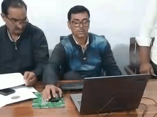 तस्वीर में ACB के अधिकारी दोनों के खिलाफ कार्रवाई करते नजर आ रहे हैं। वहीं रेणुका और धर्मेंद्र यहां सिर झुकाए बैठे रहे।