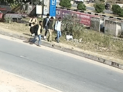 गहनों से भरा बैग चोरी करने के बाद चोर रींगस में उतर गए थे। पुलिस अब रींगस और आसपास के इलाकों में इन संदिग्धों की तलाश में जुट गई है।