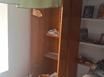 चोरो ने इस अलमारी से जेवरात और नकदी चुराई।