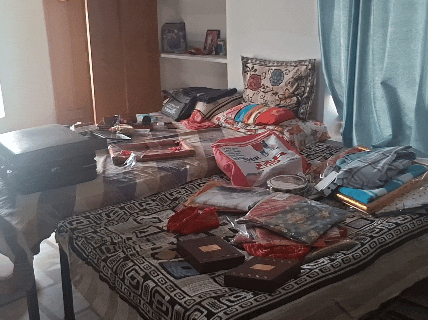 चोरी के बाद कमरे में बिखरा हुआ सामान मिला।