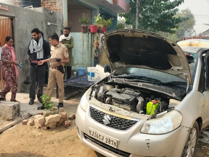 हादसे के बाद पुलिस मौके पर पहुंची। घटना को लेकर युवती से पूछताछ करती पुलिस।